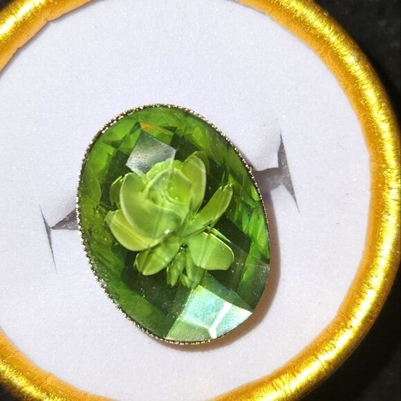 Green & silver blossom with floral center gemstone adjustable ring - Picture 1 of 3
